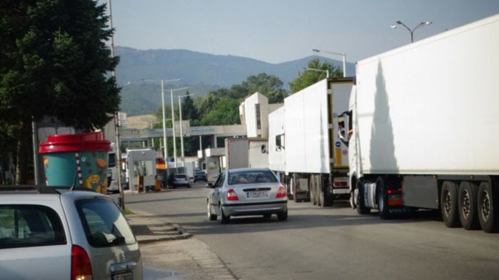 Преминаването става средно за половин час Километрични опашки от сутринта